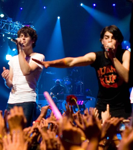 jonas-brothers-live.jpg