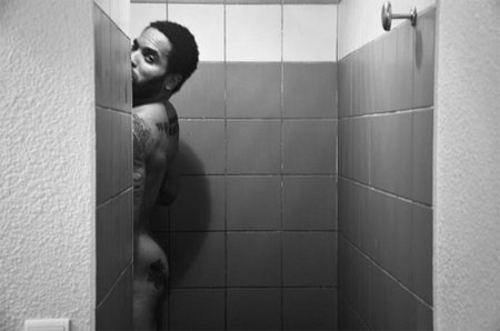 lenny-kravitz-butt-shower.jpg