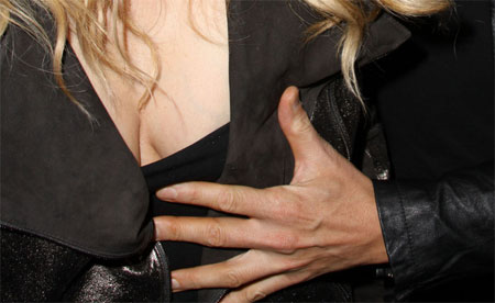 20100222-Jessica_Simpson_Titty_Grab_TOP.jpg