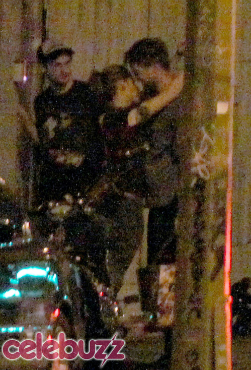 pattinson-stewart-kissing.jpg