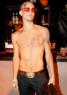adam-levine-shirtless-03.jpg
