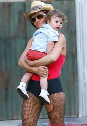 britney-fishnets-mom.jpg