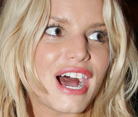 jessica-simpson-lipstick-teeth.jpg