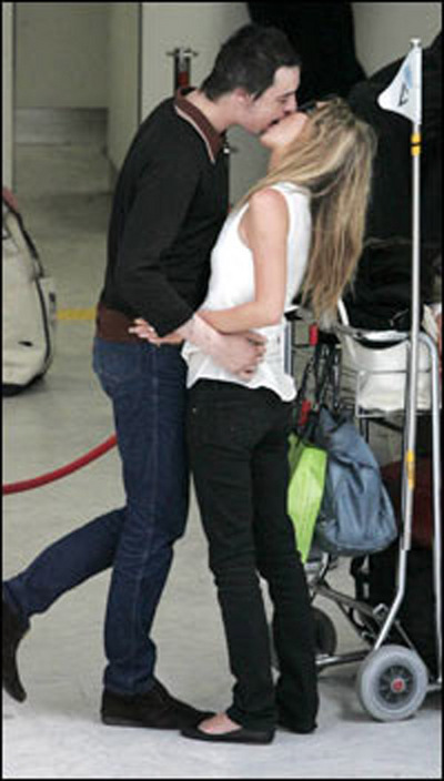 kate-pete-kiss.jpg