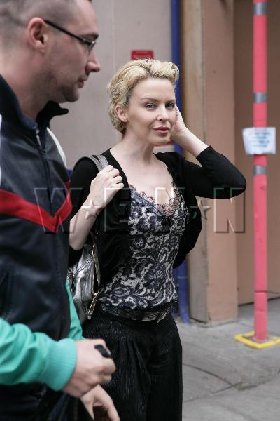 kylie-minogue-030107-03.jpg