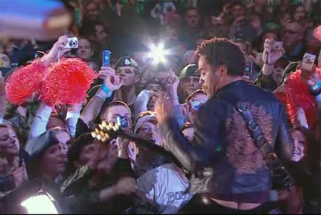 lenny-kravitz-buttcrack-01.jpg