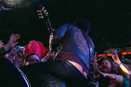 lenny-kravitz-buttcrack-02.jpg
