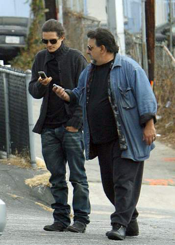 orlando-bloom-sweater03.jpg