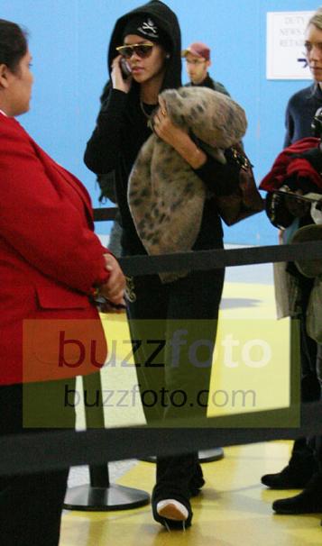 rihanna-no-makeup-02.jpg