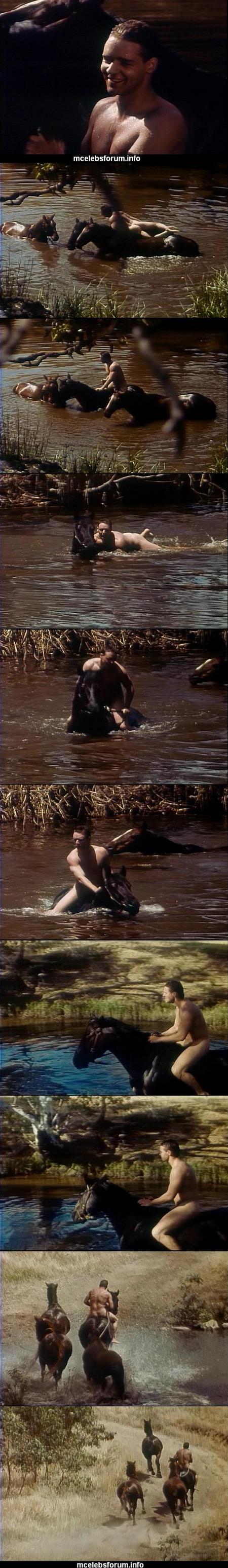 russell-crowe-nude-01.JPG