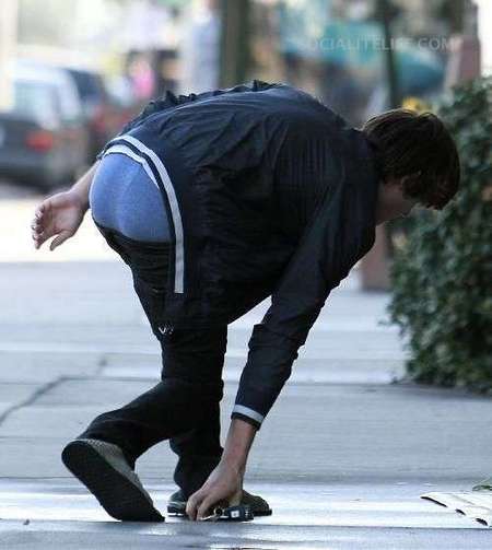 zac-efron-butt-full.jpg