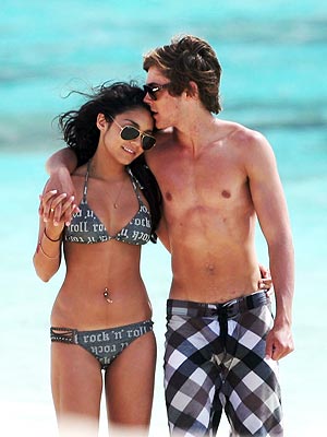 zac-efron-vanessa-beach.jpg