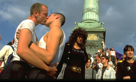 More-men-are-openly-kissi-007.jpg