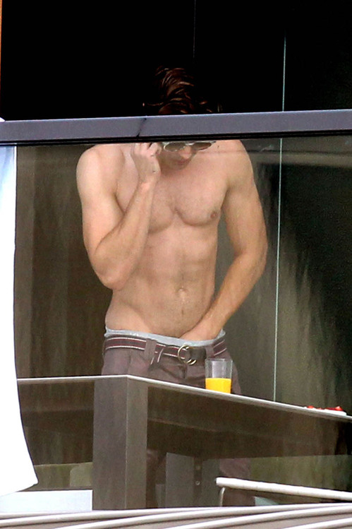 zac-efron-shirtless-hand-in-pants-australia-02.jpg