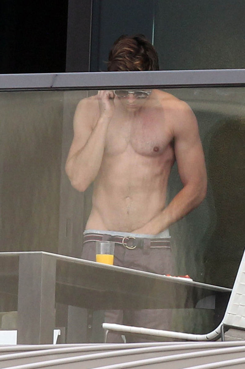 zac-efron-shirtless-hand-in-pants-australia.jpg