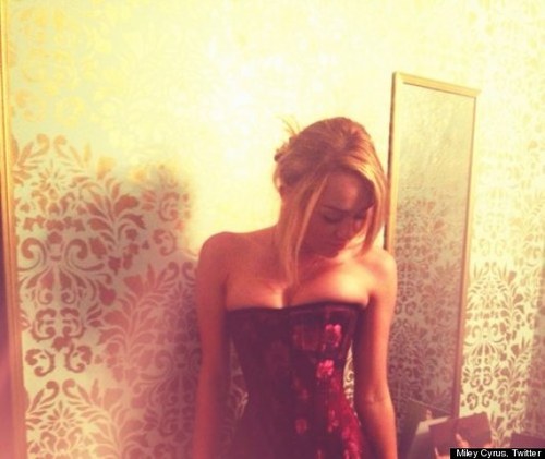o-MILEY-CYRUS-CLEAVAGE-570.jpg