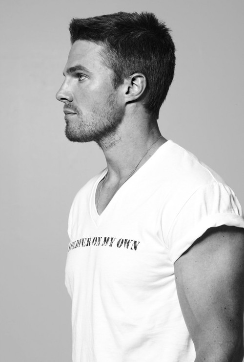 header_Stephen_Amell_003-811x1200.jpg