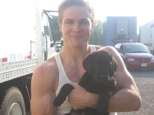 stephen-amell-stephen-amell-33430175-2048-1536.jpg