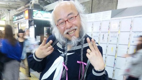 pensioner-v-kostjume-shkolnitsy-svodit-s-uma-japonskih-devushek-519f009f55e7d.jpg