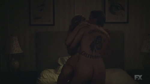 SoA_6x01__Charlie_Hunnam___000043_14-08-32_.JPG