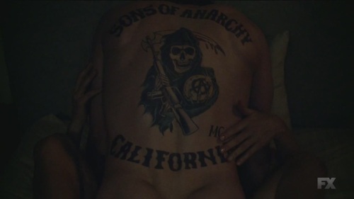 SoA_6x01__Charlie_Hunnam___000446_14-09-14_-1.JPG