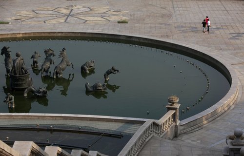 they-even-built-a-fountain-inspired-by-the-famous-fountain-in-the-gardens-of-the-palace-of-versailles.jpg