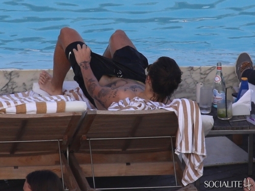 harry-styles-shirtless-tattoo-05092014-07-580x435.jpg