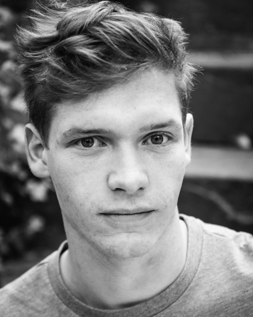 Billy Howle.png