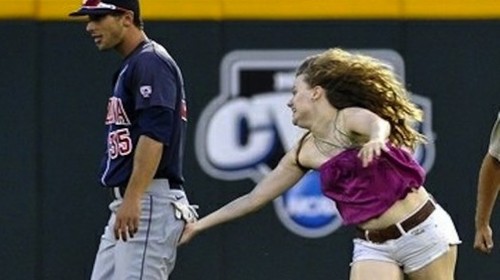 arizona-fan-grabs-butt-628x3521_original.jpg