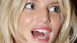 jessica-simpson-lipstick-teeth.jpg