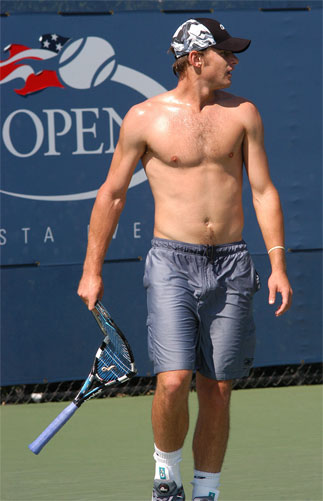 andy-roddick-shirtless-bent.jpg