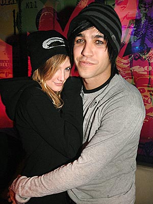ashlee-simpson-pete-wentz-hats.jpg