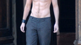 robert-pattinson-shirtless-ripped-thumb.jpg