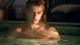 ryan-phillippe-pool-thumb.jpg