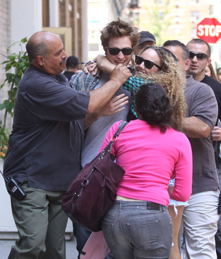 robert-pattinson-fans-crazy.jpg