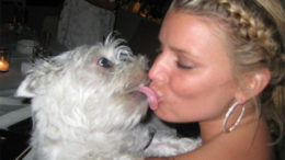 jessica-simpson-dog-kiss-thumb.jpg