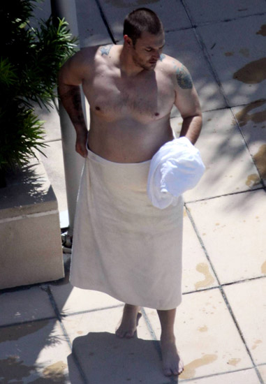 kevin-federline-shirtless-towel.jpg