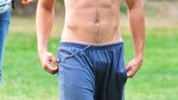 zac-efron-bulge-thumb-500x1015-790.jpg