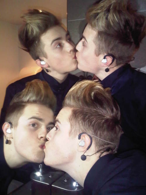 jedward_kissing-thumb-500x666-1784.jpg