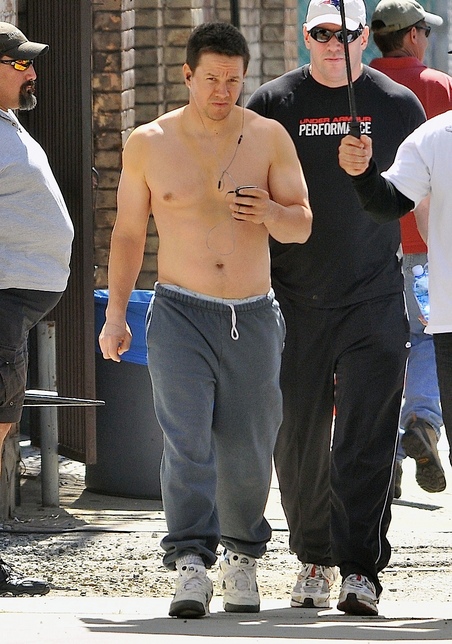 gallery_main-mark-wahlberg-shirtless-tummy-photos-03152010-09.jpg