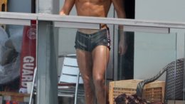 cristiano-ronaldo-tiny-speedo-hotel-thumb-500x669-2529.jpg