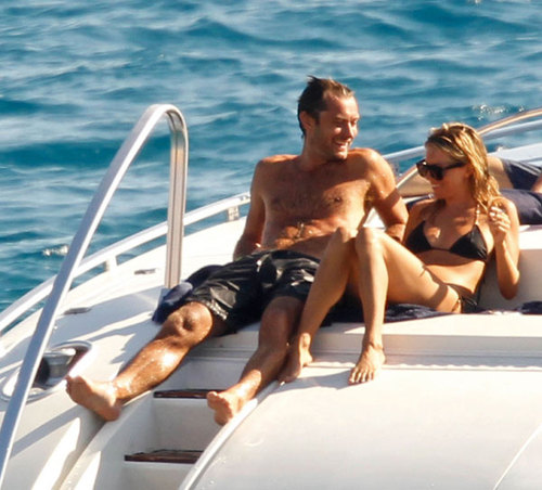 jude-law-sienna-miller-boat-thumb-500x452-2807.jpg