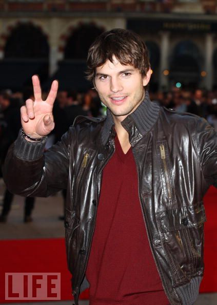 ashton-kutcher-peace.jpg