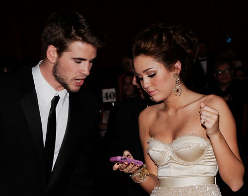 liam-hemsworth-miley-cyrus2-thumb-500x395-7313.jpg
