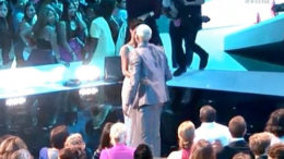rihanna_chris_brown_vma_2012_kiss-thumb-500x375-8177.jpg