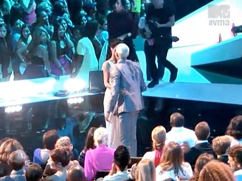rihanna_chris_brown_vma_2012_kiss-thumb-500x375-8177.jpg