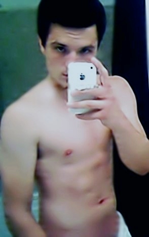josh-hutcherson-selfie.jpg