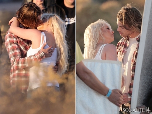 britney-spears-kissing-music-video-11202013-600x450-thumb-500x375-15802.jpg