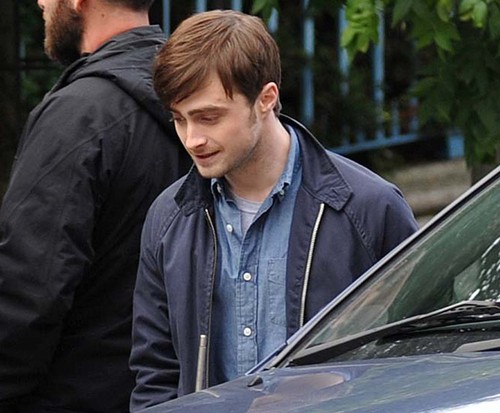 daniel-radcliffe-on-the-film-set-of-the-f-word-02-thumb-500x414-22284.jpg