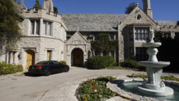 the-playboy-mansion-in-los-angeles-thumb-500x333-25198.jpg